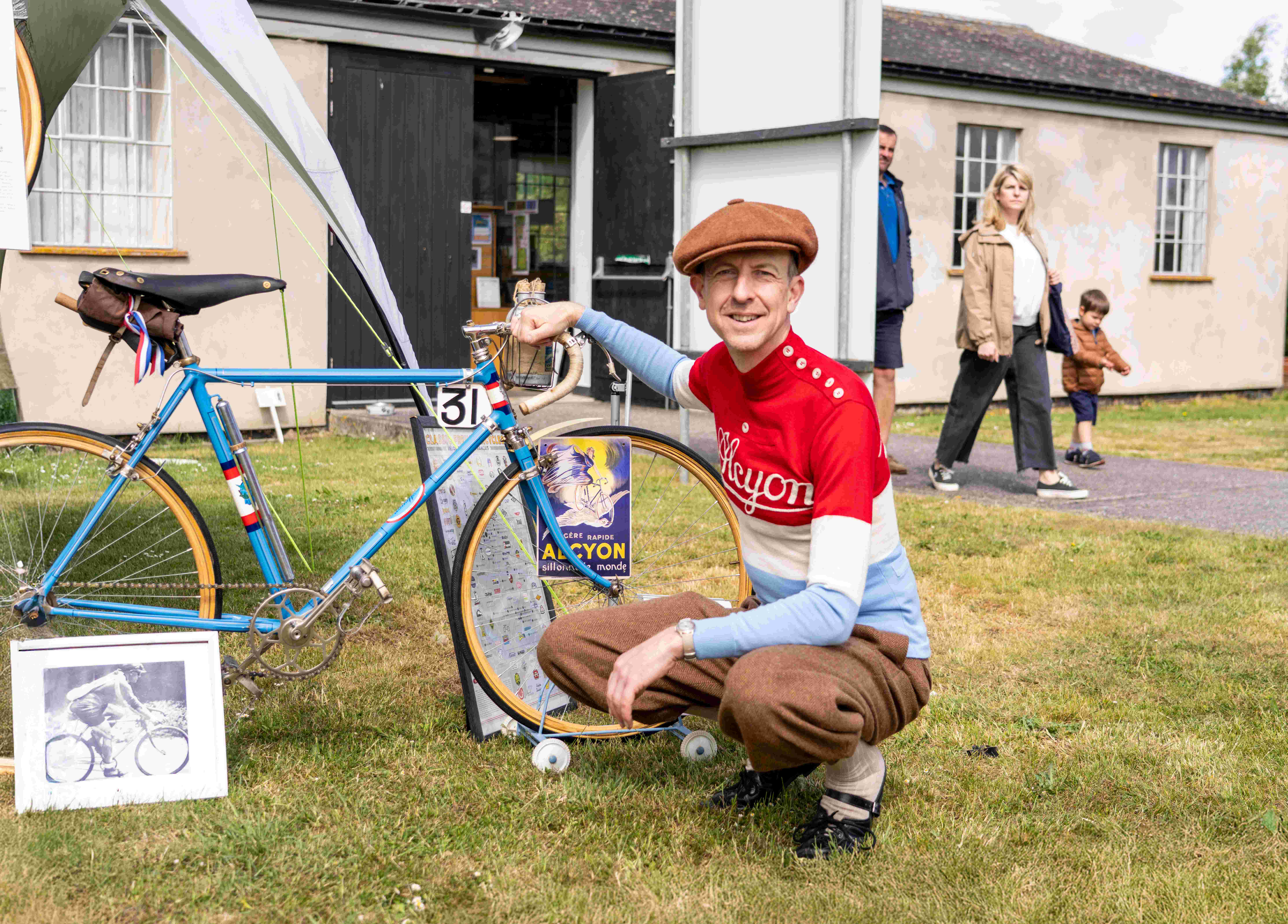 Simon        Ekless        with        vintage        Tour        de        France        cycles
